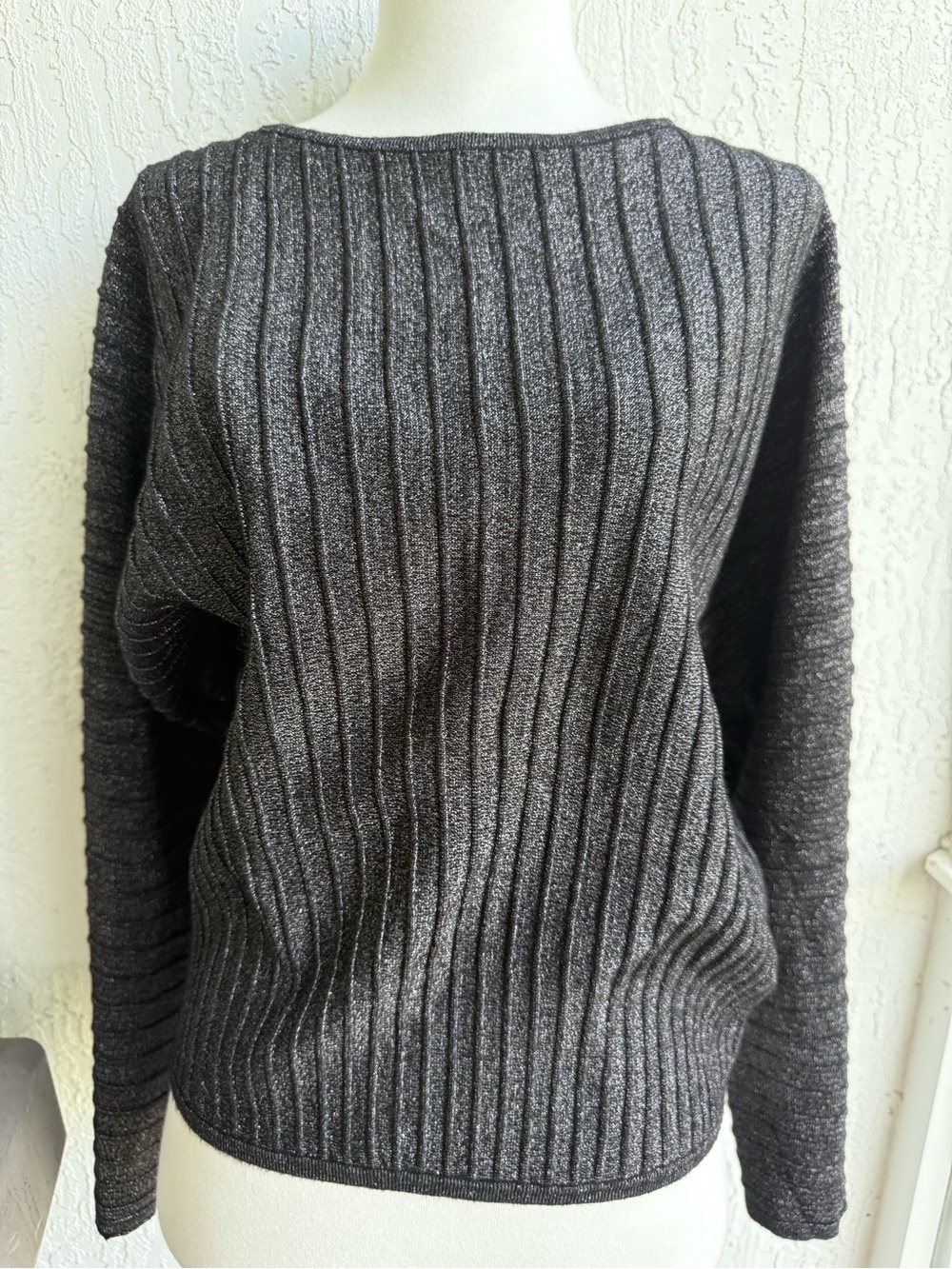 Tahari Women’s Ribbed Long-Sleeve Sweater/Charcoal Black with Gold Metallic XS